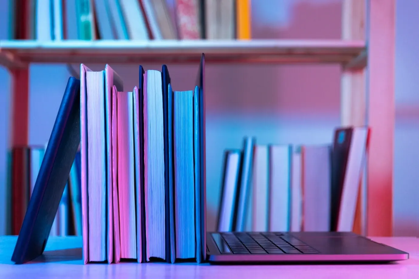 Stillleben mit Büchern im Gegensatz zur Technologie